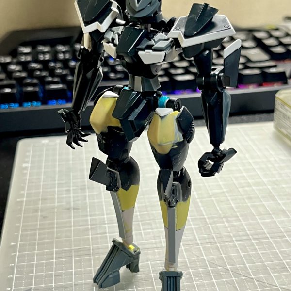 皆さま、お久しぶりです。ワーロックです。Blenderを勉強しながら進めていましたが、3DCADの方が慣れているので、結局Fusion360でモデリングしていました。そのおかげで細かい数値で設計できたのでパーツにピッタリ合う形状を作り出せました。仕事で忙しく休日作業がメインで少しずつ進めていきましたが、”人体っぽさ”と”フラッグ感”が出るようなデザインを意識してみました。バックパックは悩みましたが、GN粒子供給システムの改善と”人体に近い動き”を可能とする構造...的な設定で制作してみました。武装類を懸架させるか迷いましたが、シンプルな方が好みなので今のスタイルになりました。来年からは武装類をメインに制作を進めていく予定です。（3枚目）