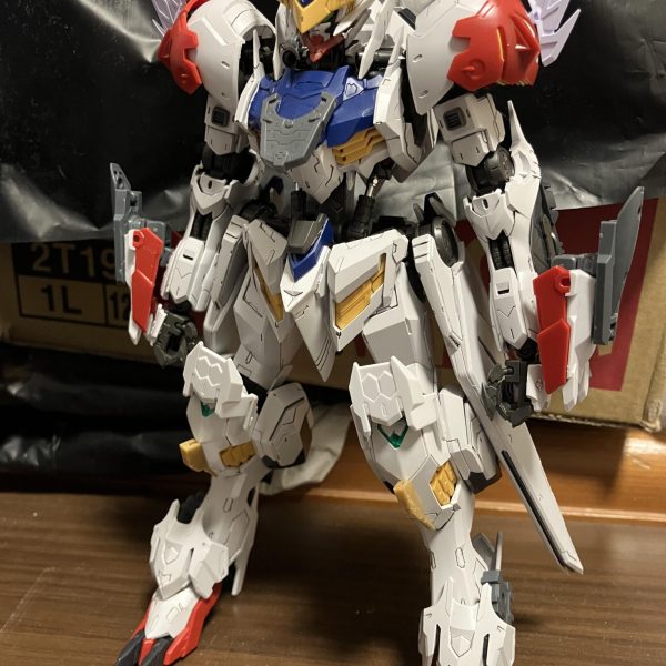 以前投稿したMGバルバトスルプスの改造機の製作スタートテーマは昔製作したバルバトスヴォルフや灰色の英雄をモチーフにアップグレードした機体を目指してます （2枚目）
