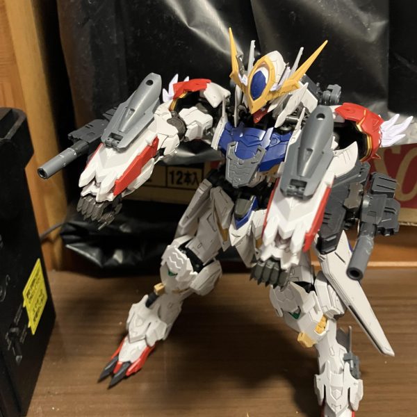 以前投稿したMGバルバトスルプスの改造機の製作スタートテーマは昔製作したバルバトスヴォルフや灰色の英雄をモチーフにアップグレードした機体を目指してます （3枚目）
