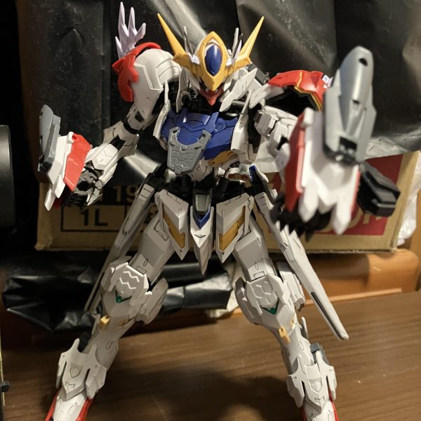 以前投稿したMGバルバトスルプスの改造機の製作スタートテーマは昔製作したバルバトスヴォルフや灰色の英雄をモチーフにアップグレードした機体を目指してます （4枚目）