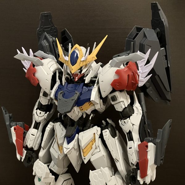 バックパックにMSGのディバイダーを腰のスカートをジャンクで追加しましたやっぱりルプスにウィングやバックパックのボリュームを増やすとカッコよくなります（1枚目）