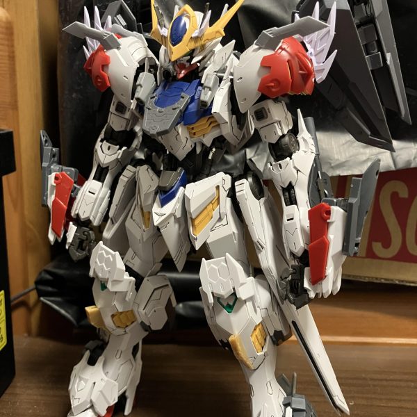 バックパックにMSGのディバイダーを腰のスカートをジャンクで追加しましたやっぱりルプスにウィングやバックパックのボリュームを増やすとカッコよくなります（2枚目）