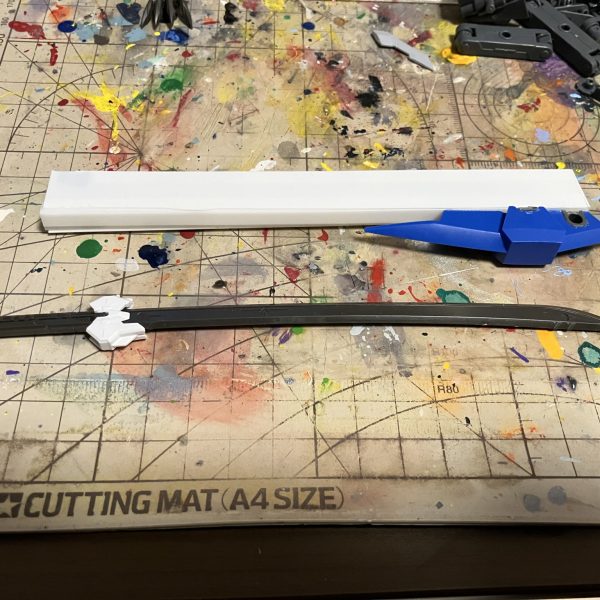 改造機の専用武器以前製作した灰色の英雄の使用武器をベースに太刀を収納しメイス、狙撃用武器など扱えるようにするだけでなく他のギミックも検討しています（2枚目）