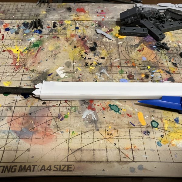 改造機の専用武器以前製作した灰色の英雄の使用武器をベースに太刀を収納しメイス、狙撃用武器など扱えるようにするだけでなく他のギミックも検討しています（3枚目）