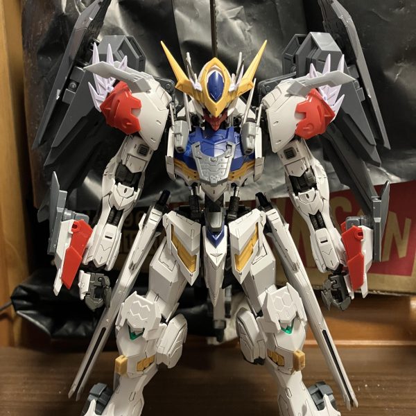 改造機の専用武器以前製作した灰色の英雄の使用武器をベースに太刀を収納しメイス、狙撃用武器など扱えるようにするだけでなく他のギミックも検討しています（4枚目）