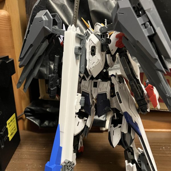 改造機の専用武器以前製作した灰色の英雄の使用武器をベースに太刀を収納しメイス、狙撃用武器など扱えるようにするだけでなく他のギミックも検討しています（5枚目）