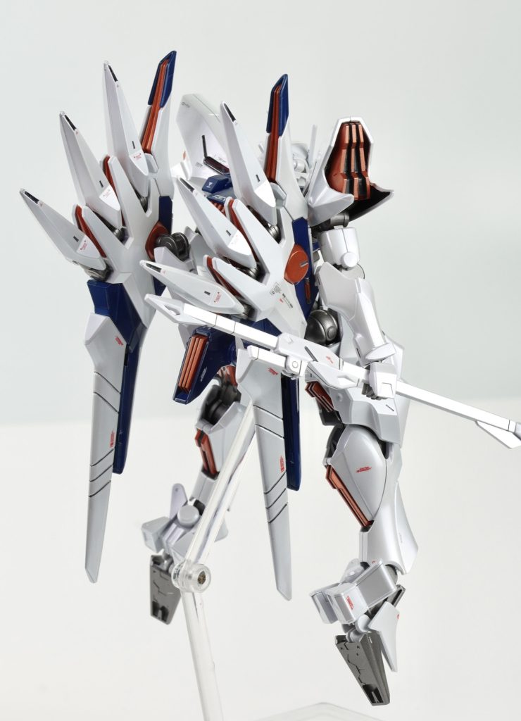 白背景にてん～なんか難しいな背景を飛ばしすぎると機体の輪郭もくっきり出なくなってしまう照明の配置が悪いんだろうな黒背景はいい感じに撮影できました👍●使用塗料本体（ﾎﾜｲﾄ）：Mr.カラー　GX1クールホワイト本体（ﾊﾟｰﾙ）：Mr.クリスタルカラー ムーンストーンパール　本体（ﾌﾞﾙｰ）：手持ちの塗料で適当に調色（なかなか調色できずこれでもないあれでもないで最終4色くらい混ぜてます）本体（ｵﾚﾝｼﾞ）：タミヤ　メタリックオレンジモノアイ（ﾋﾟﾝｸ）：Mr.カラー　蛍光ピンク武装（武装）：Mr.カラー　メタリックブラックEX内部ﾌﾚｰﾑ：Mr.カラー　メタリックブラックEX + ｽﾀｰﾌﾞﾗｲﾄｼﾙﾊﾞｰ（少量）トップコート：Mr.カラー　スーパークリアⅢ（光沢）