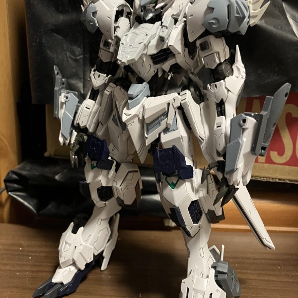 いよいよ塗装に入りましたカラーリングは主にグレーや紺を中心に塗装あまり派手にせず地味にせずを意識して塗装してます後はバックパックと武器だけかな？（2枚目）