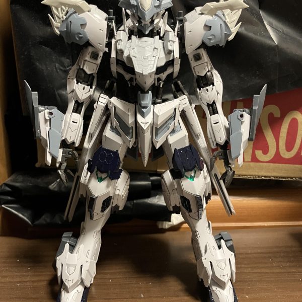 いよいよ塗装に入りましたカラーリングは主にグレーや紺を中心に塗装あまり派手にせず地味にせずを意識して塗装してます後はバックパックと武器だけかな？（3枚目）