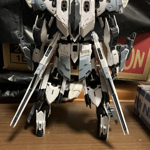 いよいよ塗装に入りましたカラーリングは主にグレーや紺を中心に塗装あまり派手にせず地味にせずを意識して塗装してます後はバックパックと武器だけかな？（4枚目）