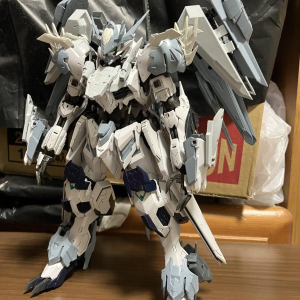 機体と専用武器の塗装がだいぶ進みました後は細かい部分の塗装とディテールアップ用のパーツとかを付けようか考えています完成まであと少し！（2枚目）