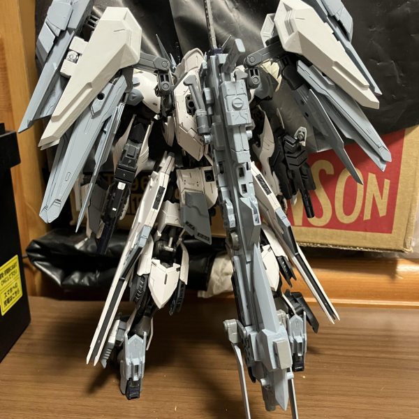 機体と専用武器の塗装がだいぶ進みました後は細かい部分の塗装とディテールアップ用のパーツとかを付けようか考えています完成まであと少し！（3枚目）