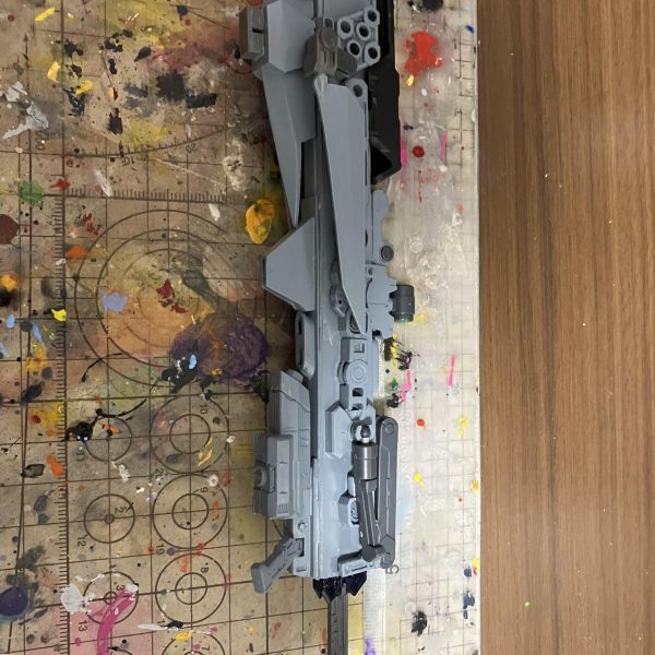 機体と専用武器の塗装がだいぶ進みました後は細かい部分の塗装とディテールアップ用のパーツとかを付けようか考えています完成まであと少し！（4枚目）