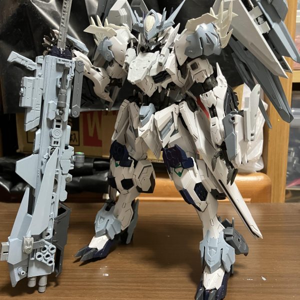 機体と専用武器の塗装がだいぶ進みました後は細かい部分の塗装とディテールアップ用のパーツとかを付けようか考えています完成まであと少し！（5枚目）