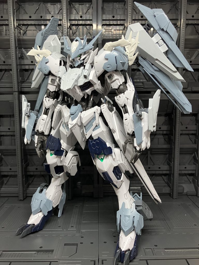 灰色の英雄バルバトスラグナヴォルフ(真)ラグナヴォルフの見た目や雰囲気を残しつつ新しい装備を身に付けているカラーリングは以前よりも明るい色を使用している