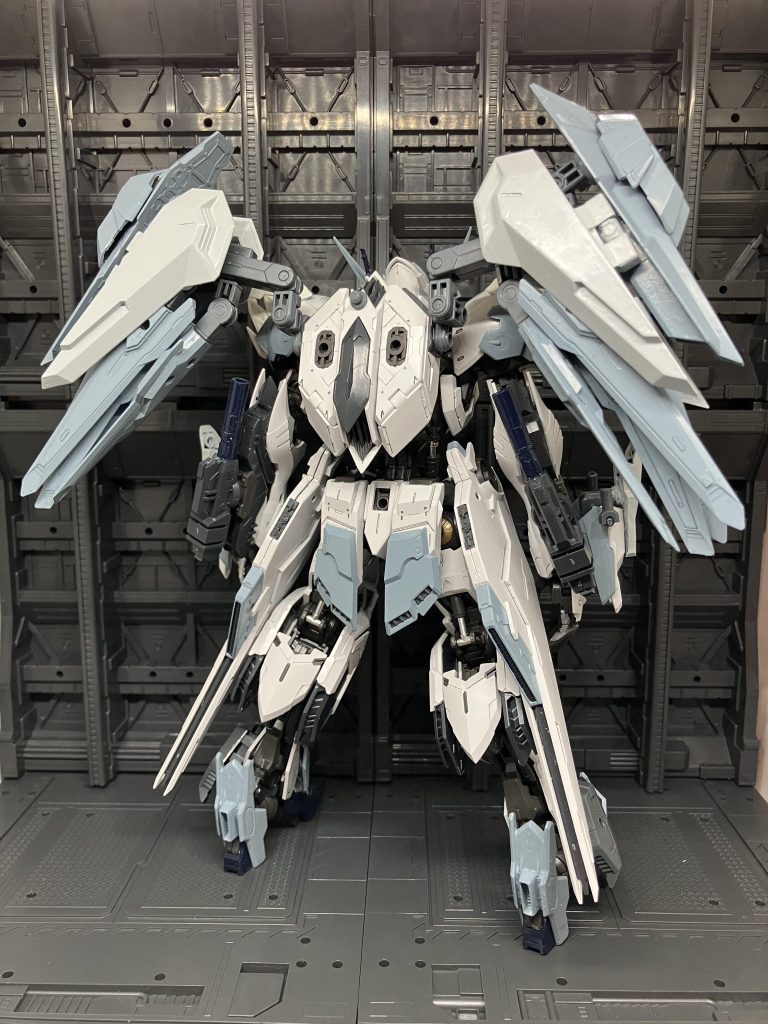 バックパックはより翼を意識して製作されておりファンネルや近接装備として使用することができる