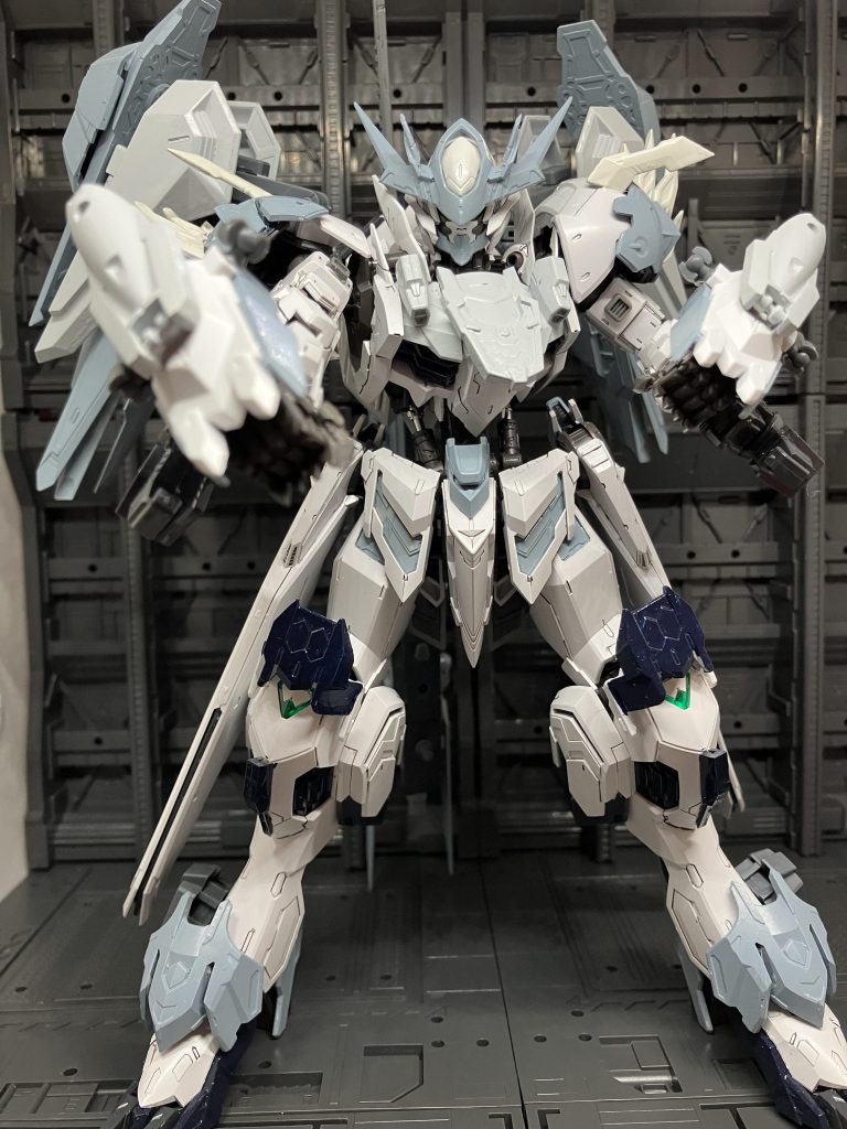 ナックルガントレット過去のラグナヴォルフでは鉤爪のクローだったがアップグレードした機体では両腕を覆うようにすることで近接格闘戦に特化した戦法を駆使して戦う