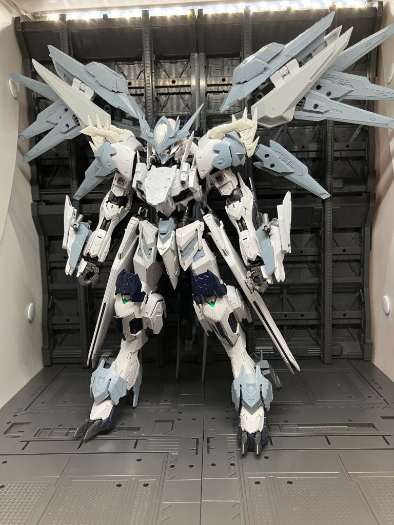 そしてバックパックのウィングを展開することで機動力が大幅に上昇し一時的にラグナヴォルフの性能を最大限に引き出すことができる