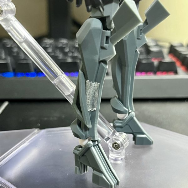 皆さま、お久しぶりです。ワーロックです。Blenderを勉強しながら進めていましたが、3DCADの方が慣れているので、結局Fusion360でモデリングしていました。そのおかげで細かい数値で設計できたのでパーツにピッタリ合う形状を作り出せました。仕事で忙しく休日作業がメインで少しずつ進めていきましたが、”人体っぽさ”と”フラッグ感”が出るようなデザインを意識してみました。バックパックは悩みましたが、GN粒子供給システムの改善と”人体に近い動き”を可能とする構造...的な設定で制作してみました。武装類を懸架させるか迷いましたが、シンプルな方が好みなので今のスタイルになりました。来年からは武装類をメインに制作を進めていく予定です。（4枚目）