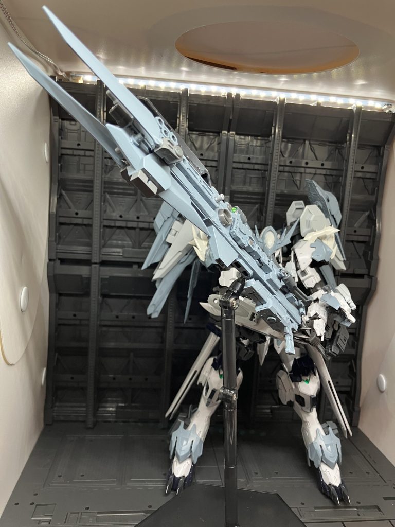 大剣モードブレードが展開してメイスの破壊力と斬撃が加わり高い攻撃力を発揮する