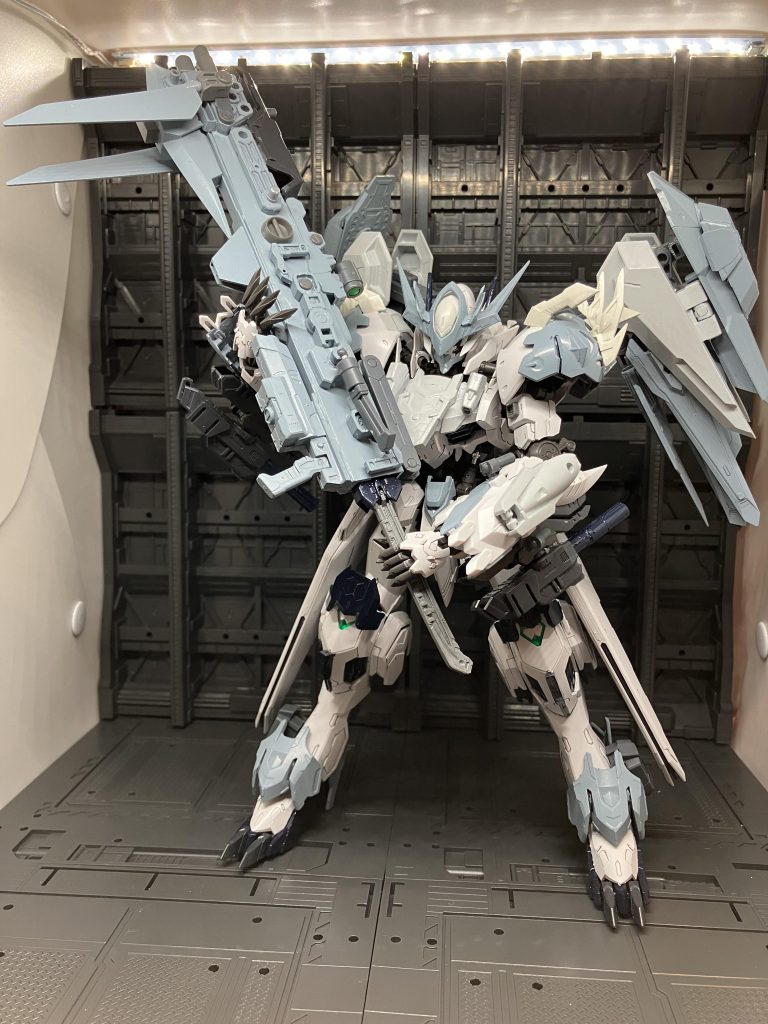 サイズモードブレードを可変させることで鎌に近い形状に変形敵を切り裂いたりブレードで捕らえたりとトリッキーな戦法を行うことができる