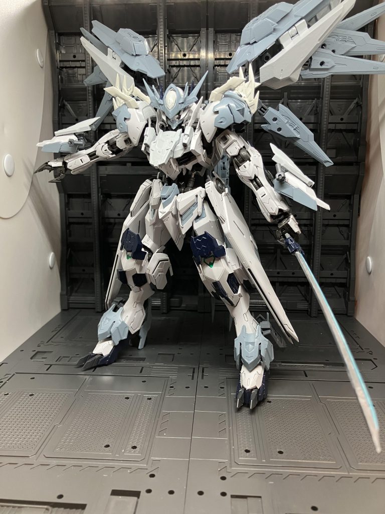 無限刀神牙を振るい立ち塞がる敵そして災いとなる存在を叩きのめし、切り裂く！灰色の英雄ラグナヴォルフここに帰還！！