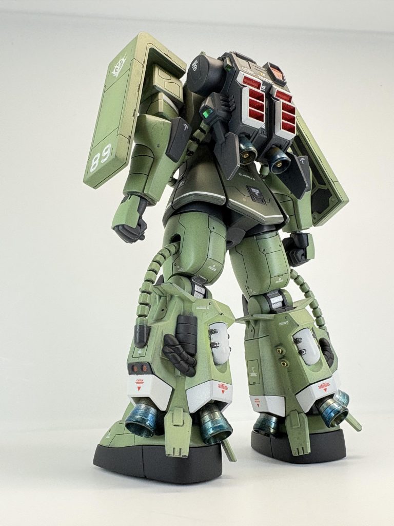 最後までご覧頂きありがとうございました。これは好きなアングルです。やはり高機動型ザクはカッコいいですね。シールドのマウントをいじってる最中に機体番号が剥げるという痛恨のミス。ただ見方によっては39にも見えるのでこれで良しとして下さい。次作も高機動型ザクでいこうと思いますので宜しくお願いします。、