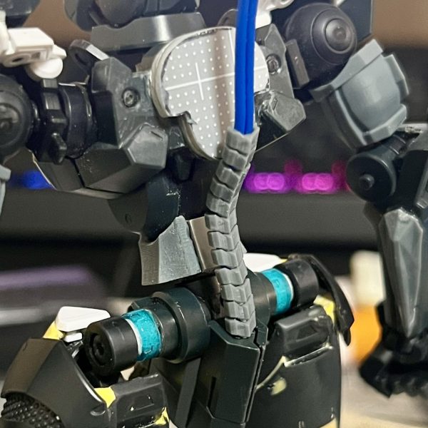 皆さま、お久しぶりです。ワーロックです。Blenderを勉強しながら進めていましたが、3DCADの方が慣れているので、結局Fusion360でモデリングしていました。そのおかげで細かい数値で設計できたのでパーツにピッタリ合う形状を作り出せました。仕事で忙しく休日作業がメインで少しずつ進めていきましたが、”人体っぽさ”と”フラッグ感”が出るようなデザインを意識してみました。バックパックは悩みましたが、GN粒子供給システムの改善と”人体に近い動き”を可能とする構造...的な設定で制作してみました。武装類を懸架させるか迷いましたが、シンプルな方が好みなので今のスタイルになりました。来年からは武装類をメインに制作を進めていく予定です。（5枚目）