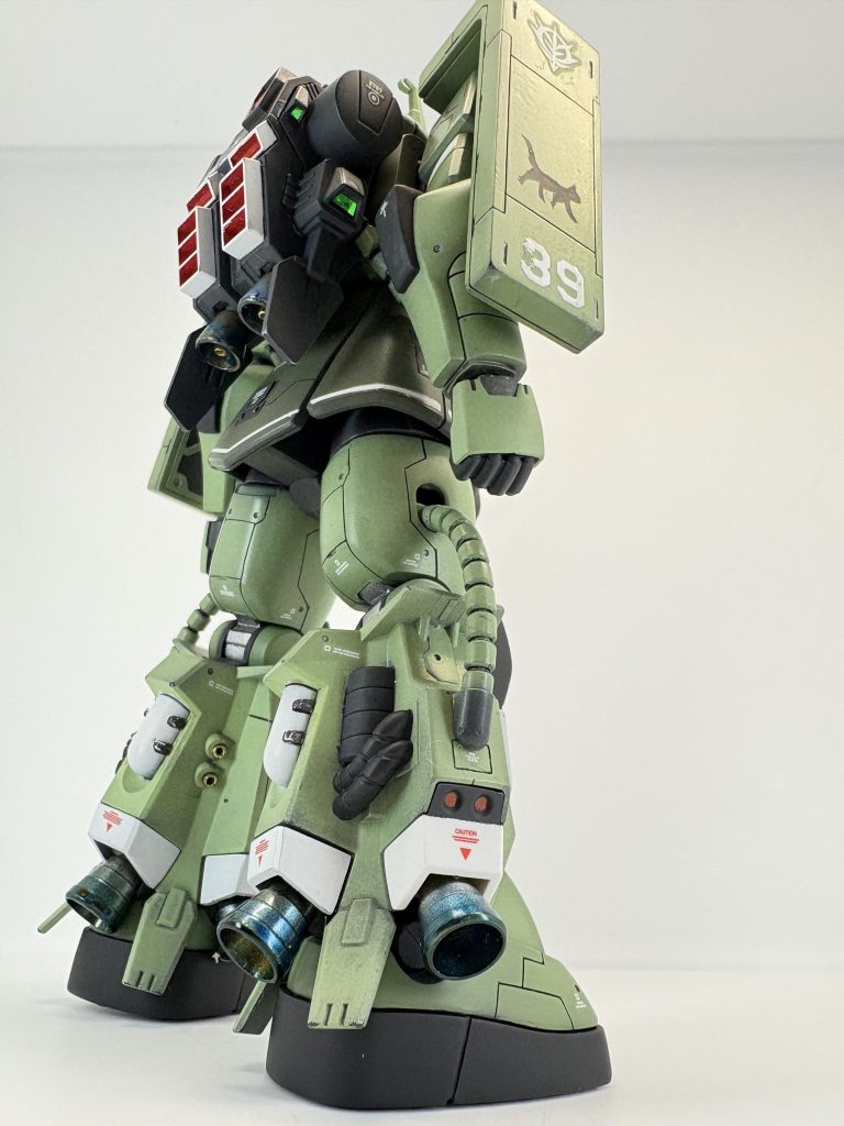 シールドに黒猫のエンブレム、本機に搭乗するのは日系のネコダ・ヤマト中尉、(以外(=^ェ^=)中尉とする。)である。彼のMSパイロットとしての経歴は長く、開戦から主な戦闘には全て参加している。彼は機材の喪失ゼロという凄腕パイロットでり、高機動型ザクを支給されている時点で軍上層部からも一目置かれていたことが分かる。撃墜スコアもさぞすごいと思いきや一年戦争を通してゼロである。射撃の腕前は銃身が曲がっているのではないか?と言われる程悪く、また、格闘戦もからっきしである。一方、機動力を活かした回避能力にはとてつもない才能を発揮した。