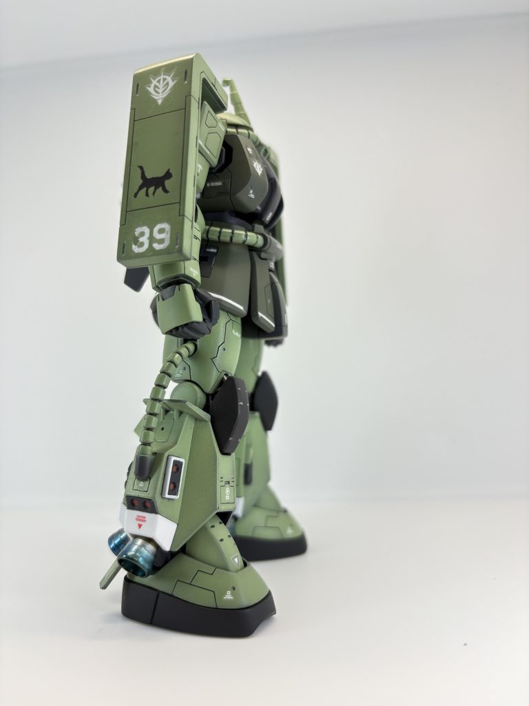 (=^ェ^=)中尉の戦績や特性は、良い意味でも悪い意味でもウワサとなっていた。どんな激戦にあっても無傷で帰還する(=^ェ^=)中尉の戦闘詳報を、たまたま(^○^)大佐が目にしたことがキッカケで発案されたらしい。そこで彼が行ったのは機動力を全幅活用、強行敵中突破を行い、武器類を反復補給するということである。彼は自身の戦闘スキルを自覚しており、より多くの武器を前線へ届けるため、左肩のショルダースパイクをシールドに換装している。彼はこの強行補給を「宅急便」と呼んでおり、前線では「黒猫ヤマトの宅急便」の愛称が付けられていた。