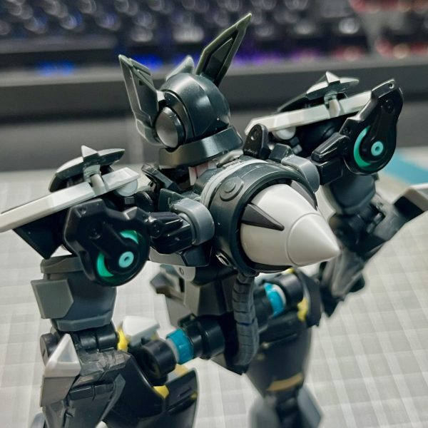 皆さま、お久しぶりです。ワーロックです。Blenderを勉強しながら進めていましたが、3DCADの方が慣れているので、結局Fusion360でモデリングしていました。そのおかげで細かい数値で設計できたのでパーツにピッタリ合う形状を作り出せました。仕事で忙しく休日作業がメインで少しずつ進めていきましたが、”人体っぽさ”と”フラッグ感”が出るようなデザインを意識してみました。バックパックは悩みましたが、GN粒子供給システムの改善と”人体に近い動き”を可能とする構造...的な設定で制作してみました。武装類を懸架させるか迷いましたが、シンプルな方が好みなので今のスタイルになりました。来年からは武装類をメインに制作を進めていく予定です。（6枚目）