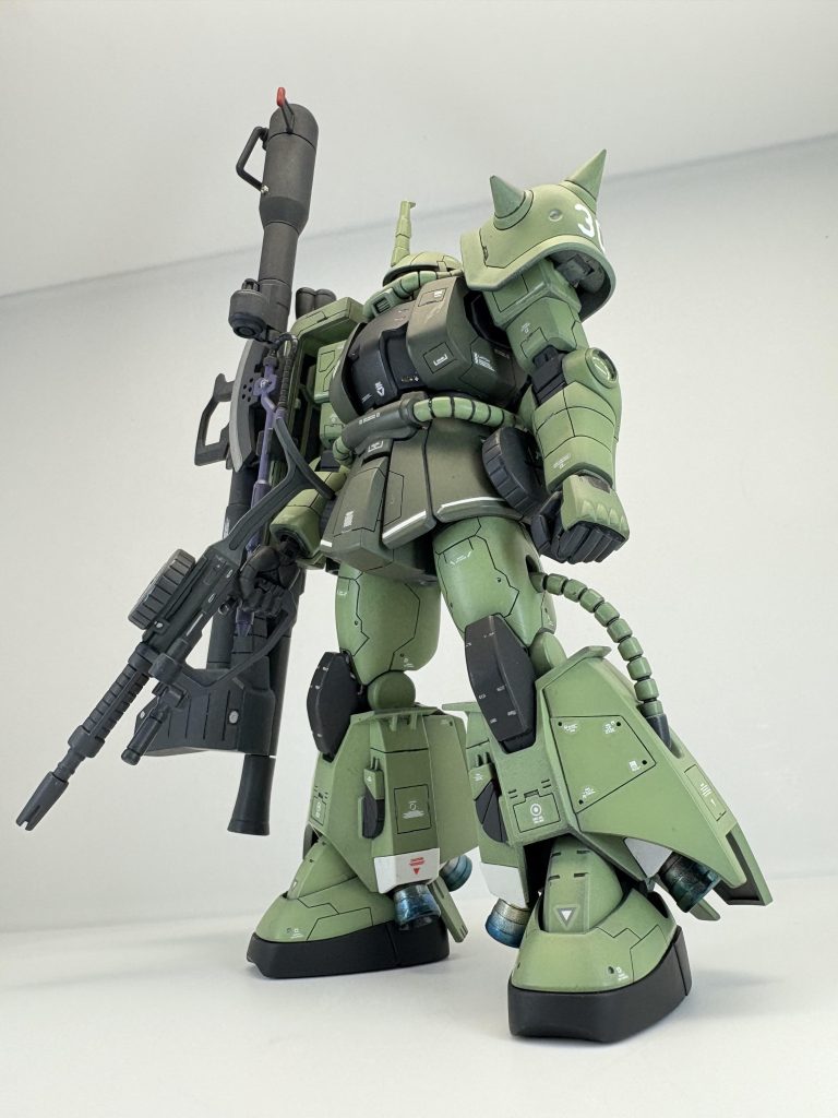 左側前方煽りのアングルでこの機体を設計したジオニックの技術者やデザインは戦後の連邦軍のマラサイや、アクシズのザク3に受け継がれていると想像してます。