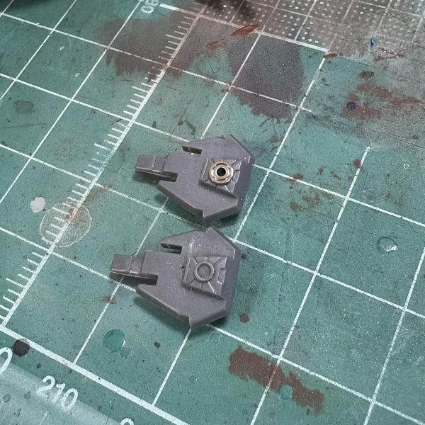 こんにちは(^^)RG mark 2 細々と進めております。バルカンポット廻りくるぶしの丸いディテールメインスラスター廻りプロポーションはそのままで格好良いので弄らず、もさっとしてるなと思ったディテールだけ、真鍮パイプや真鍮線で直しながら本体の基本塗装まで終わりました(^^)幻の4号機という設定でデカールを貼っていこうかと思います🎵年内に完成しないと思うので、今年最後の投稿になりそうです…。（7枚目）