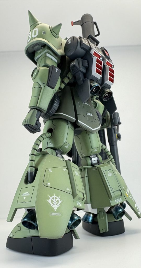 左側後方からこのアングルもかっこいいですね。スラスターは全てシルバーで塗装あとクリアイエローとクリアブルーで焼けを表現したました。