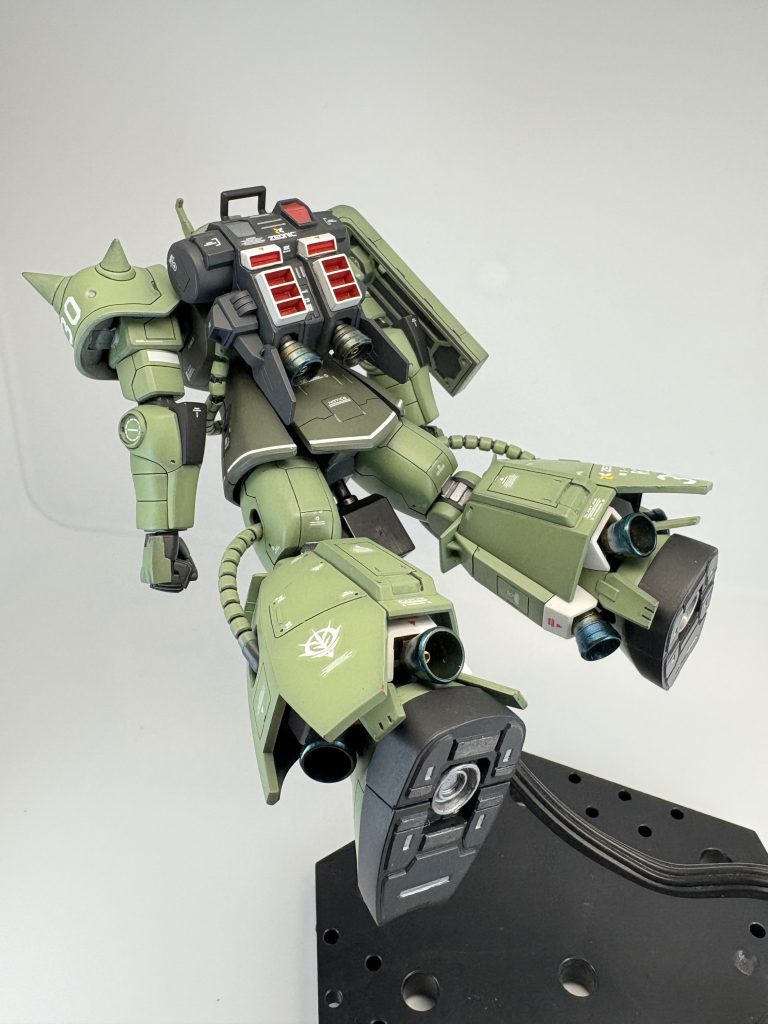 100均のディスプレイ台を使用して。ポージングです。これは急いで配送品の受け取りに来ているようです。