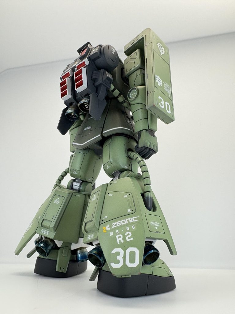 脚部の大型なカバーが特徴的な本機、余白も大きくデカールの張り甲斐がありました。