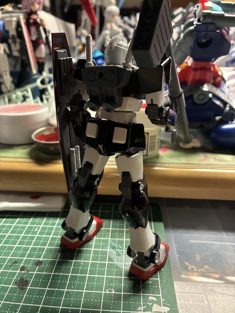 背面はこんな感じでラーガンダムベースのため盾が無かったのでガンヴォルヴァの盾 (0ガンダムイメージ)を代わりに付けてます使用キットはEGラーガンダムHGUCガンダム(リバイブ版)HGガンヴォルヴァ(盾だけ)となっていますどうしてこんな構成になったかと言うと…