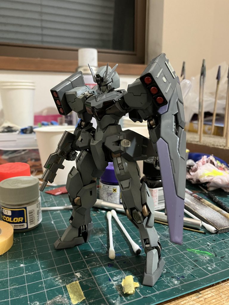 今回はフレームの塗装を黒鉄色ではなく、スーパーチタン2で行いました。装甲の塗装はガルグレーとニュートラルグレー、シールドのパープル部分はニュートラルグレーとパープルを混色しました。ミサイルの弾頭はメタリックレッド、カメラアイとセンサーは蛍光イエロー、ビームライフルのセンサーは蛍光グリーン、シェルユニットは蛍光レッドで塗装しました。(トップコートでクリアパーツが曇ったせいであまり光りませんが...........)&nbsp;