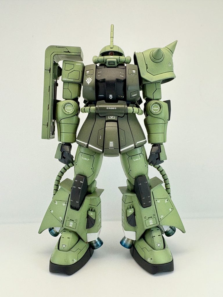 正面から前作とはシールドのスジボリデザインを少し変更しました。ショルダースパイクはグフカスタムの物を流用してます。リックドムと正式採用を争った機体だそうです。ただコスト面等リックドムに軍配が上がり少数の生産に留まっています。