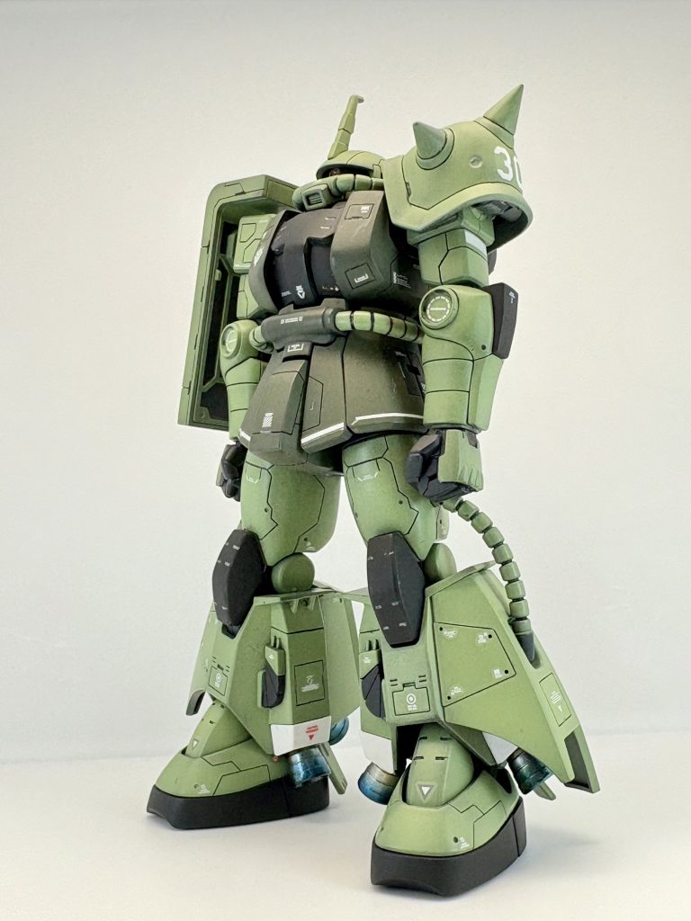 このように生まれ変わりました。最後までご覧いただきありがとうございます。2機同時制作はやはり骨が折れます。高機動型のR2は初めて作りましたが、噂通り入手しづらいですね。今年も再販があったような話はありますが、店舗で見たことありませんし、中古ショップでもプレ値で取引されています。こんな所設定通りにしなくていいんですよね(*´ω`*)ただし、噂に違わぬカッコいい機体です。最近急に寒くなりました、皆さんも風邪などひかぬよう、模型ライフを楽しみましょう!!