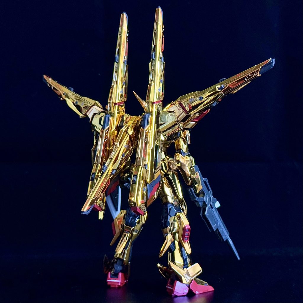 アカツキガンダム（シラヌイ装備）は全部メッキ仕様で、しかもプレミアムバンダイ限定。ゼウス装備用のジョイントパーツまで付いてくるとはいえ、このキットは正直かなり高いんですよね。しかも問題は、値段に見合った作りになっていないところです。たとえば通常販売のオオワシ装備は、ほとんどのパーツが隠しゲートなのに、シラヌイ装備はまったく隠す気がなくて、基本的に処理しようがありません。結局、もう見なかったことにするしかありませんでした。(zaku-kao8)