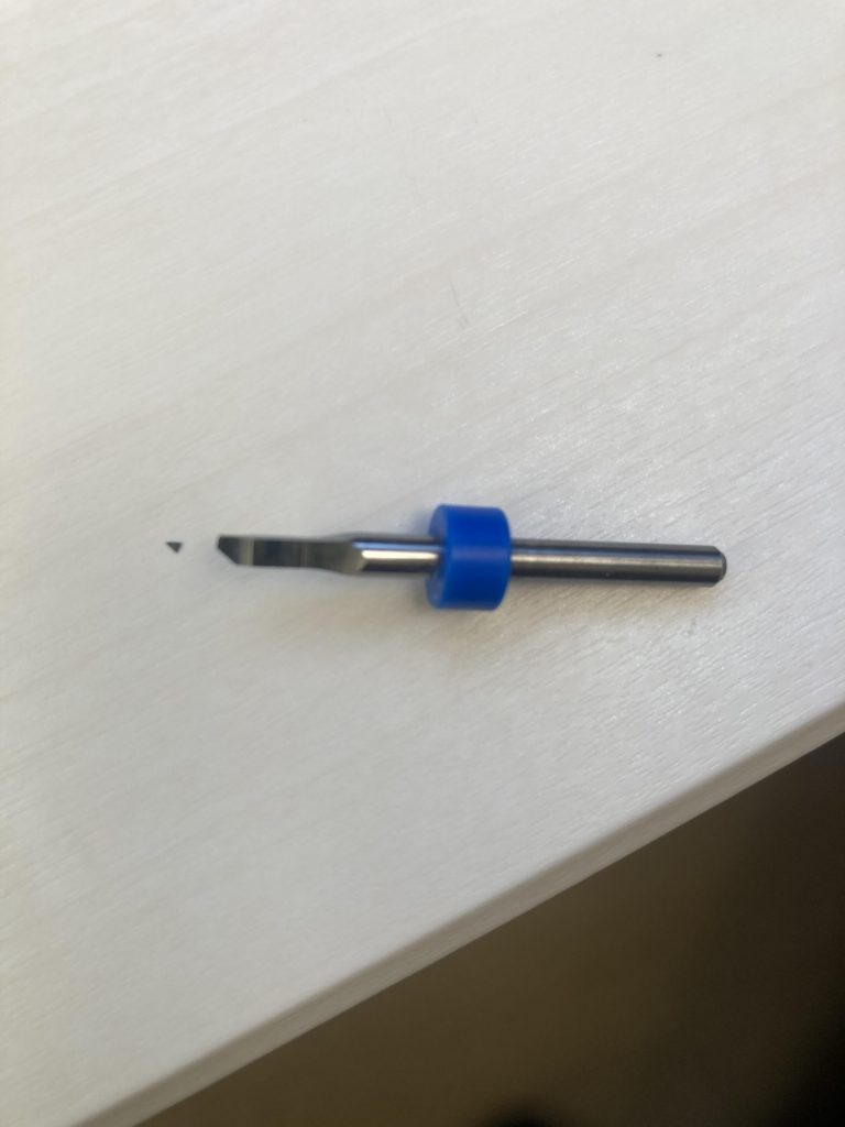 作品名：タガネ折れる。。。<p>0.15折れました 斜めで削ってたらポキっと ショック</p>
