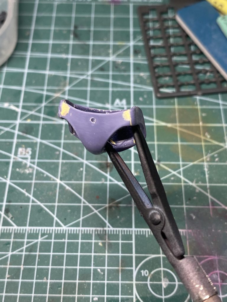 パンツがそのままだと横のスカートと干渉することに気づいて、少し小さめに加工しました。この後パテを盛って丸みを帯びさせてます。