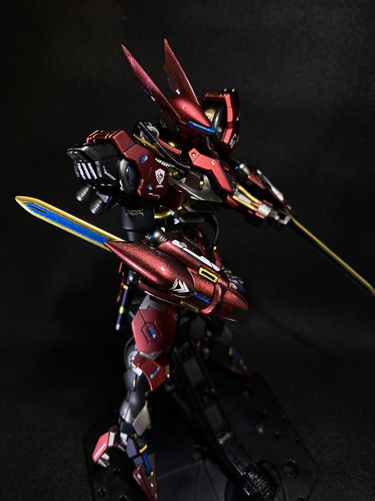 その他の工作:プラ板、プラ棒で胸部バルカン•肩のしいたけディティール•リアスカートの裏に細い2連のプロペラントタンク、目のセンサーなどを作製。画像だと全然見えてないですが、胴体部分にスプリングでパイピングしてます。ソードは超はみ出てますが一応収納できるようにしました。青のセンサー部分はレジンでコーティングしてあります。