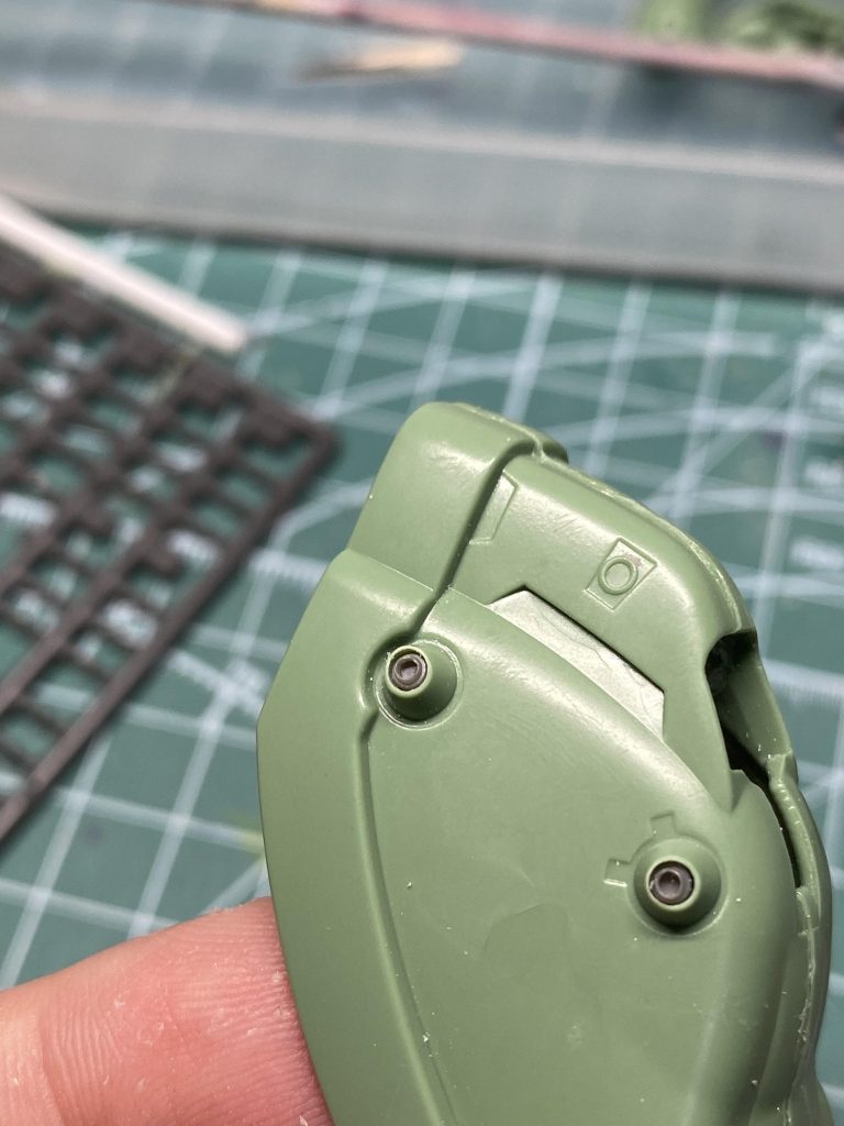 肩の粒子砲の部分はモールドが甘い気がしたんで、ディテールアップパーツを使いました。