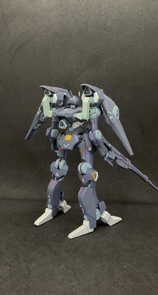 スジ彫りやモールドの彫り直し以外はバックパックのアームの肉抜き埋めやオプションセット付属のビームカリヴァの合わせ目処理を行ったのみです。