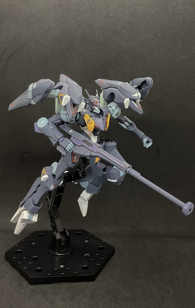 両肩のブースターは柔軟に動いてくれます。ビームアルケビュースのストックが長くて少し構えづらい... 銃口が別パーツですが裏側に肉抜きがわずかにあるのでエポキシパテで埋めています。