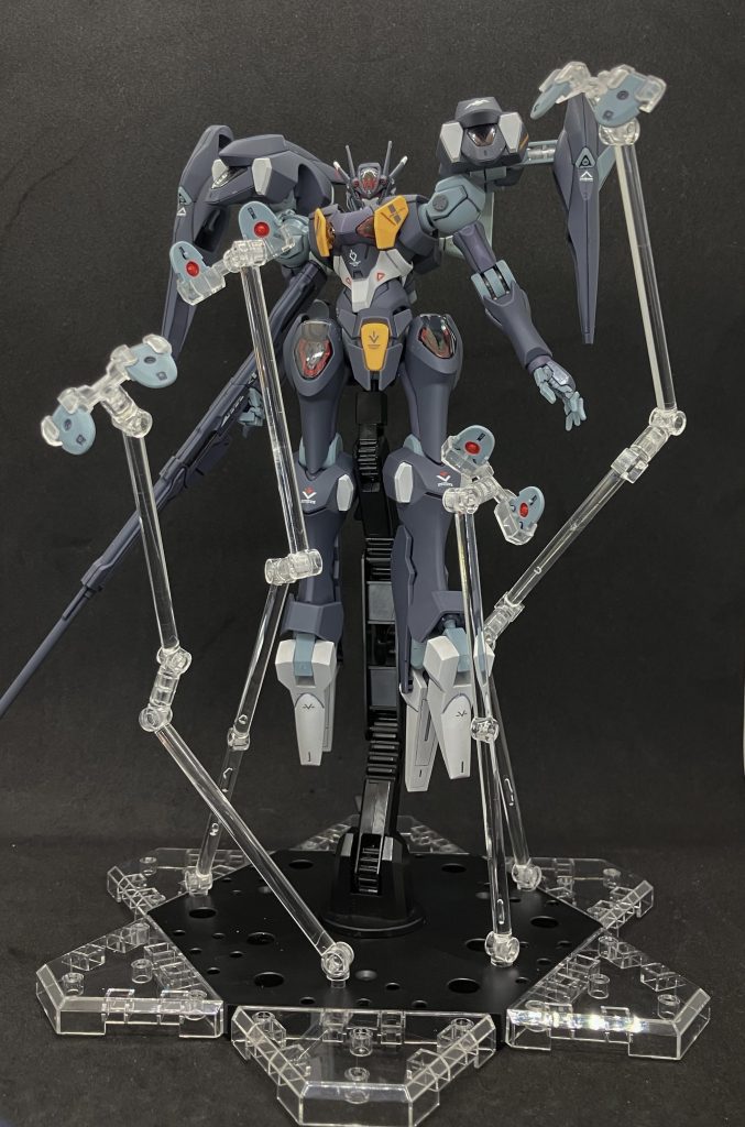 「ガンダムを倒せるのは、ガンダムの力だけだ...」ガンビット「コラキ」を別売のウェポンディスプレイベースでディスプレイして。劇中のようなスタンビームを2基の間に発生させるイメージでは展示しづらいですね。