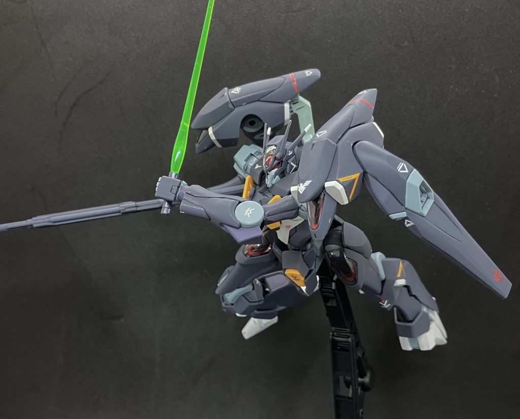 ビームサーベルは設定通り前腕内部から取り出し可能。 バックパックのアームの肉抜きはエポキシパテで埋め、成形後に外側と対称になるようにスジ彫りを彫り足しました。