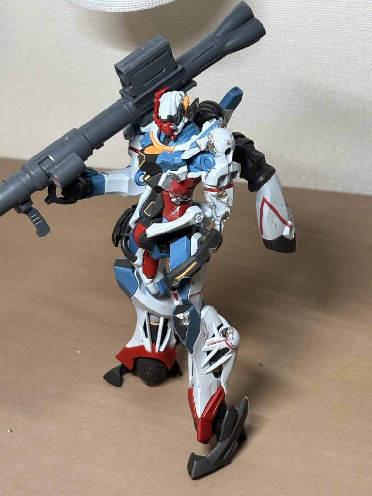 このガンプラは、本編第7話「マチュのリベリオン」にあたるサイコガンダムとの戦闘で、もしビームが被弾、損壊していたら?というIFのもと作りました。世界線でいえば「GQ本編に限りなく近いが、別物の宇宙」とでも言いましょうかね。